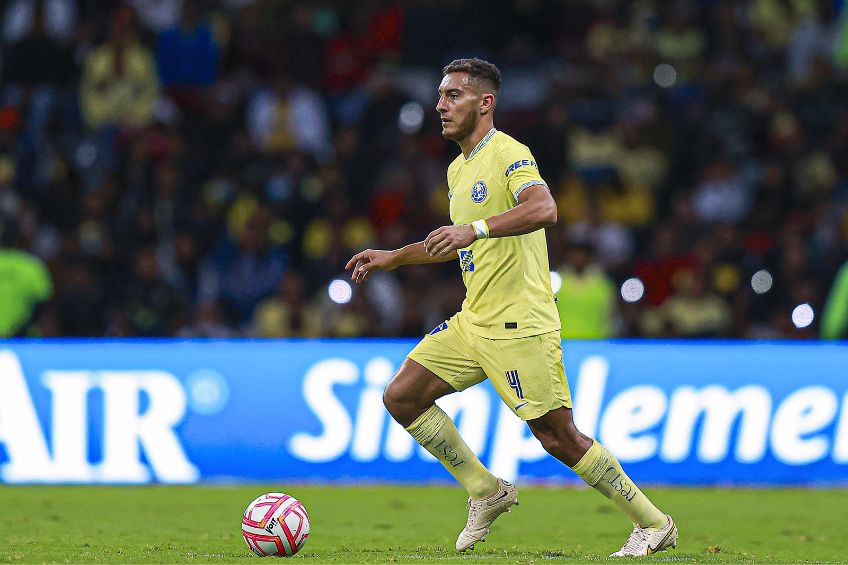 Sebastián Cáceres durante un partido del América