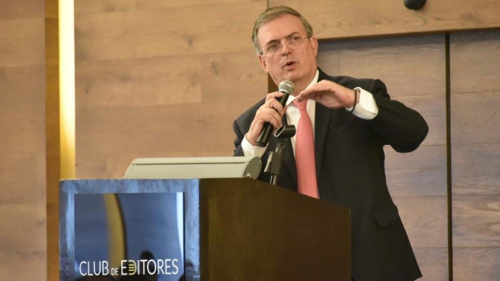 Marcelo Ebrard en reunión con el Club de Editores