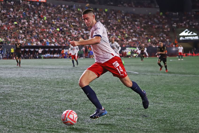 Santiago Ormeño durante un partido de Chivas