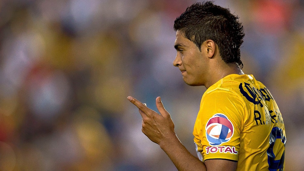 Raúl Jiménez en un partido de América