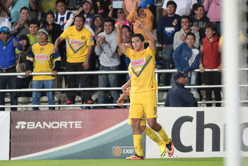 Raúl Jiménez en un partido de América