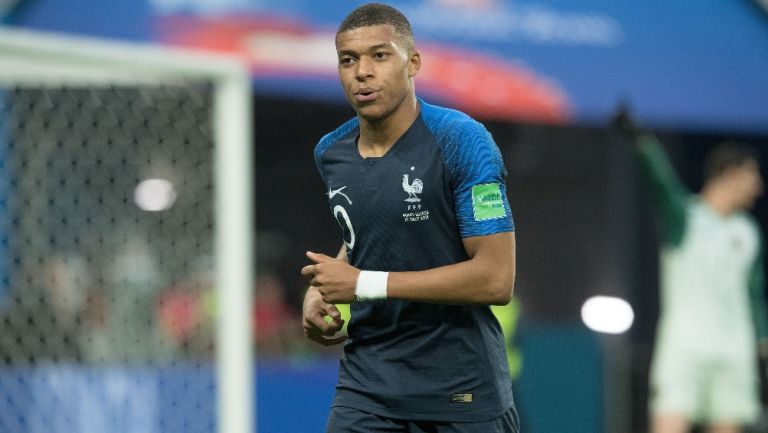 Mbappé durante un duelo con Francia