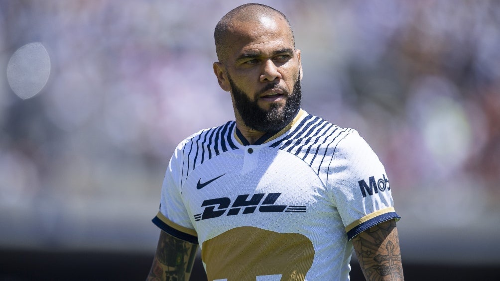 Dani Alves en un partido con Pumas