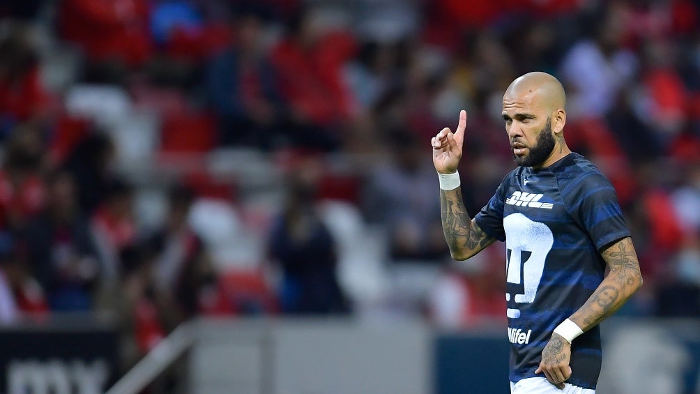 Dani Alves previo a un partido de Pumas