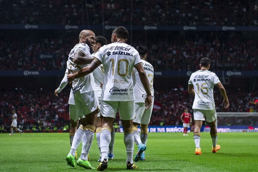 Dani Alves en celebración de gol