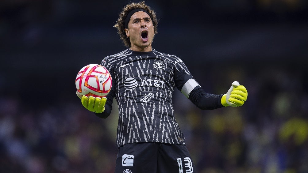 Memo Ochoa celebrando la victoria en el Clásico Nacional