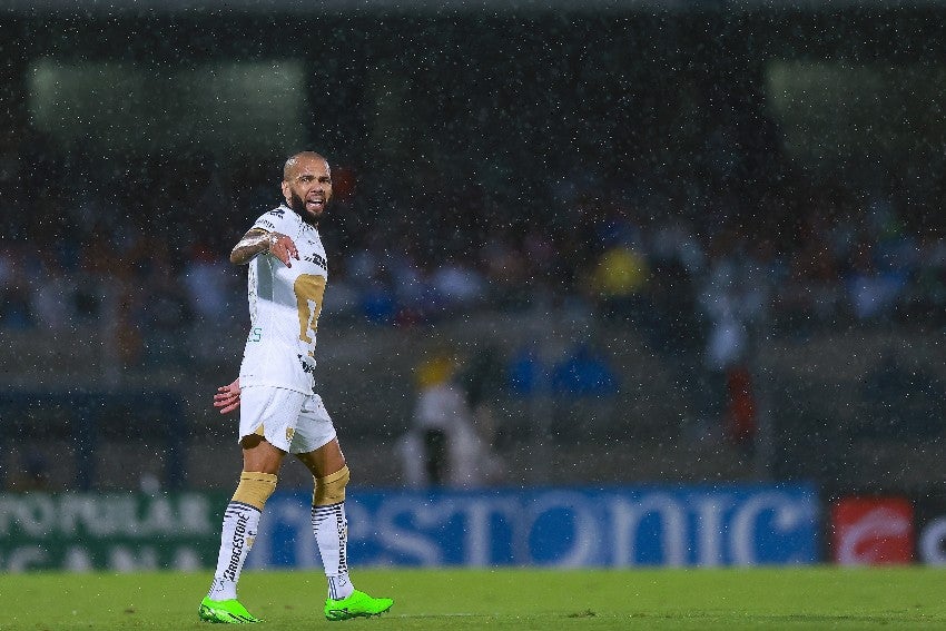 Dani Alves en un partido con Pumas