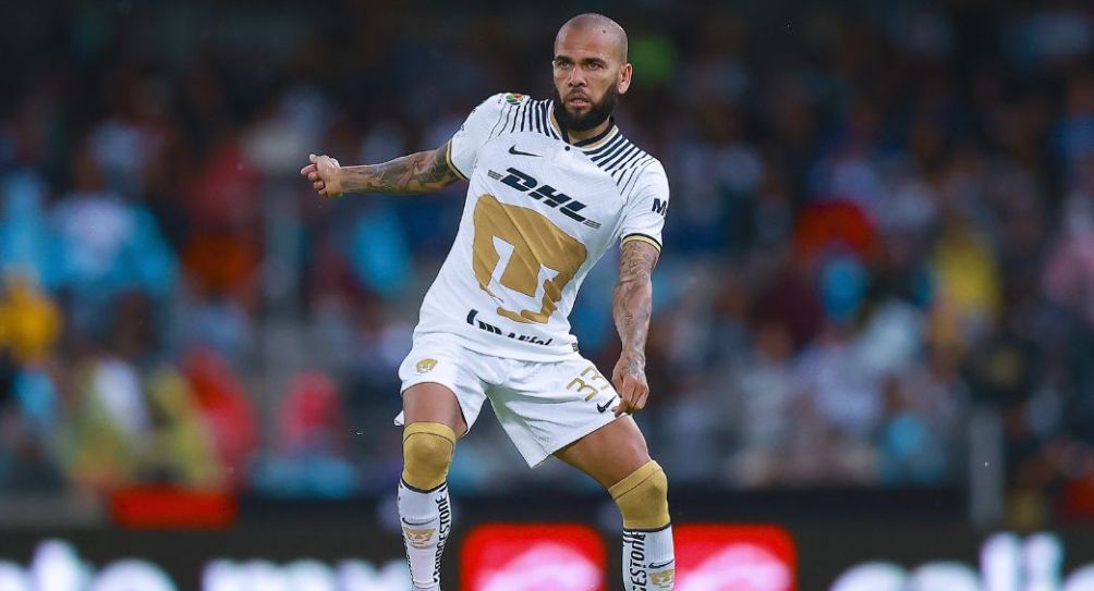 Dani Alves durante un partido de Pumas