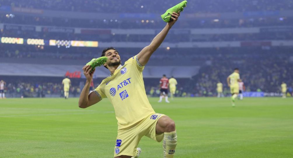 Henry Martín festejando un gol