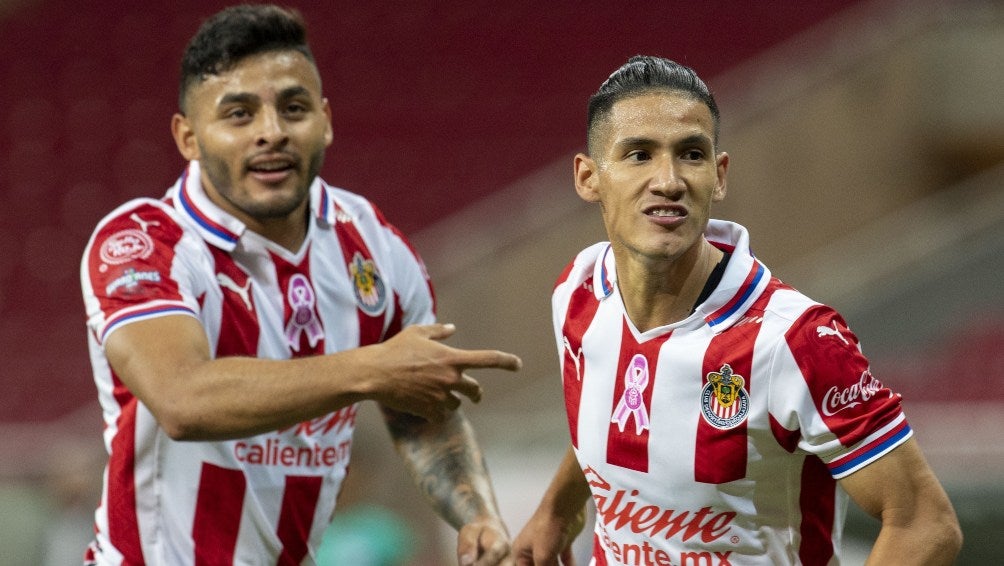 Alexis Vega y Uriel Antuna con Chivas