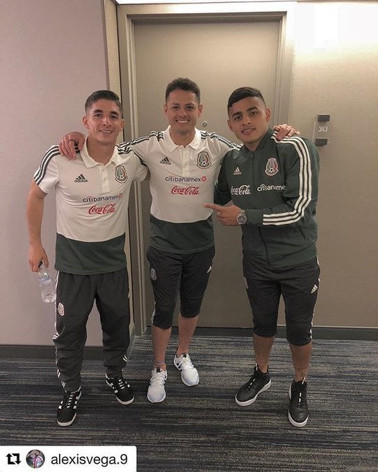 Brizuela y Alexis Vega posan con Javier Hernández