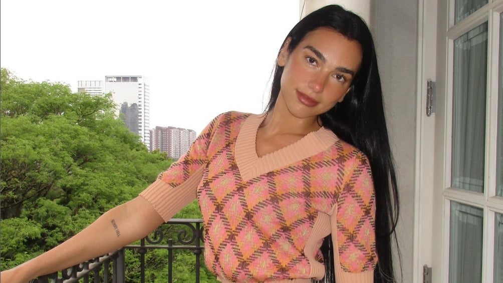 Dua Lipa para uno foto de sus redes sociales