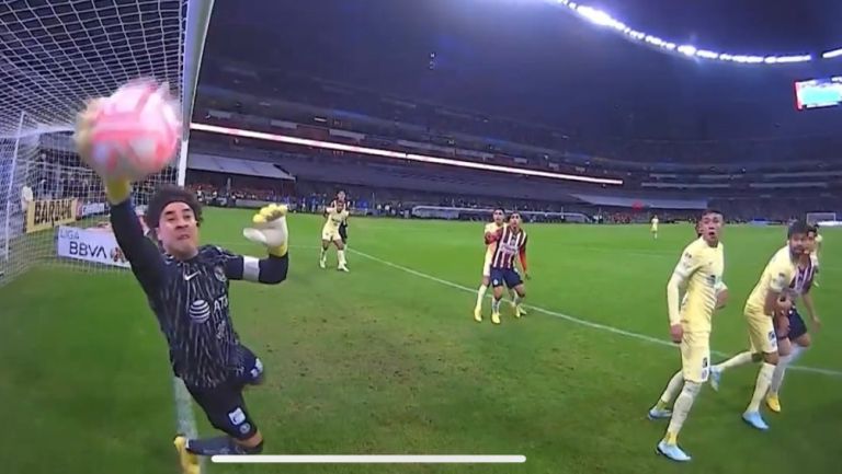 Guillermo Ochoa atajando el balón