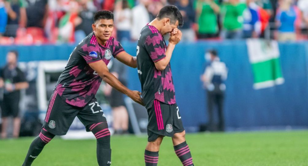 Jesús Gallardo y Chucky Lozano durante un partido de México