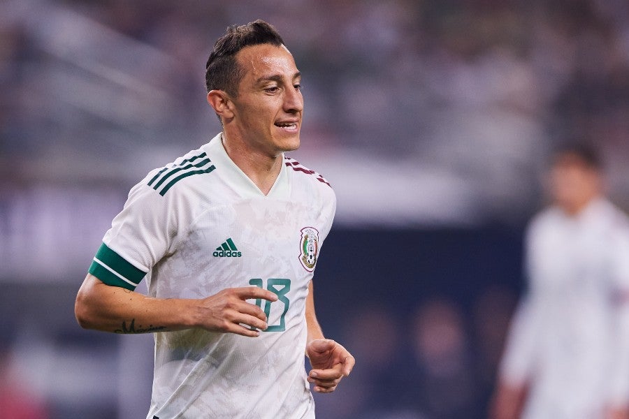 Andrés Guardado durante un partido con México