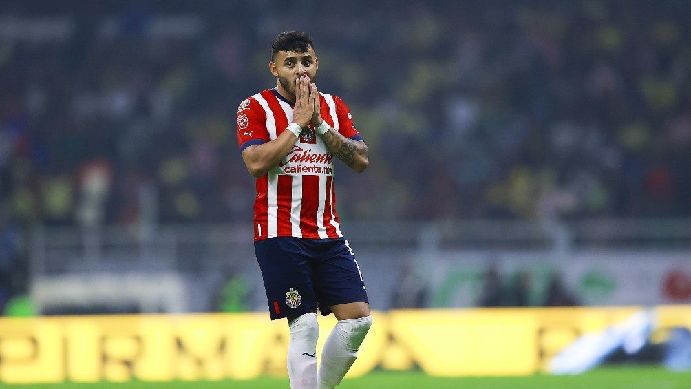 Alexis Vega durante un partido con Chivas