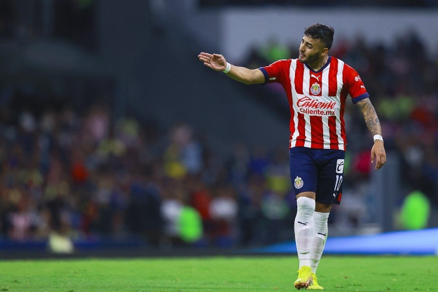 Alexis Vega durante un partido con Chivas