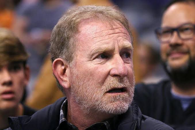 Robert Sarver fue suspendo un año y multado con 10 mdd