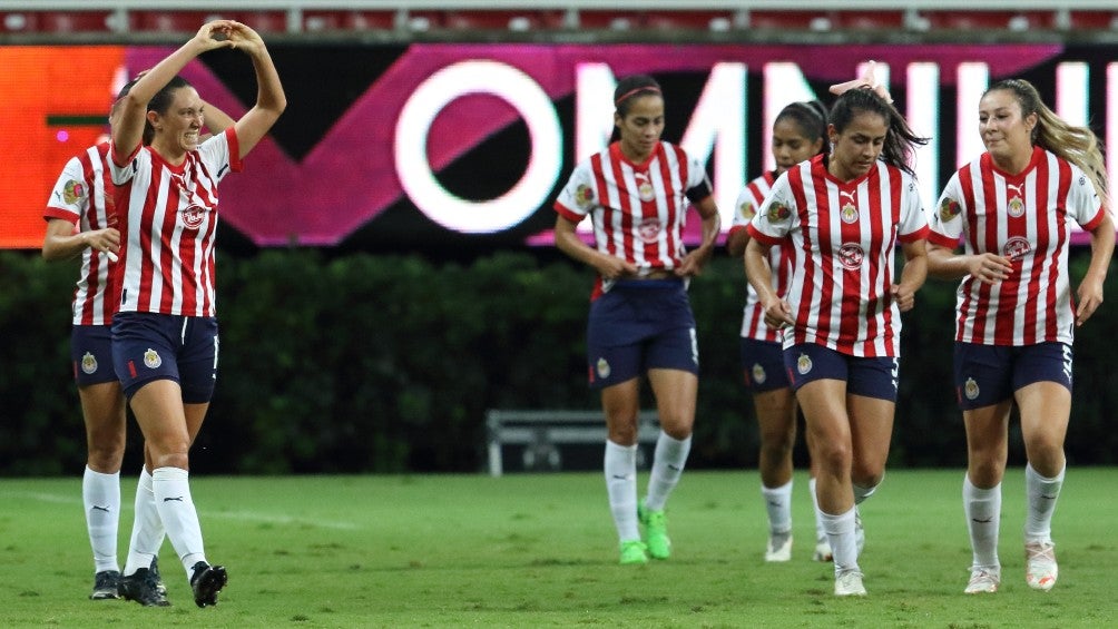 Chivas festeja durante partido