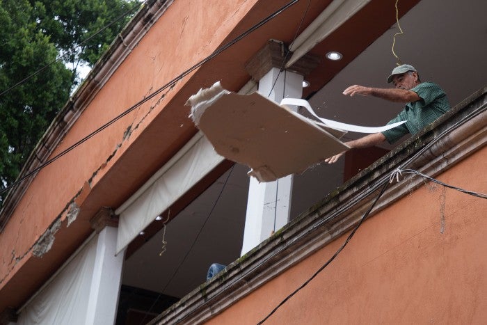 Hombre arroja un escombro del temblor del 19 de septiembre del 2022