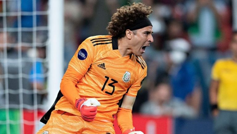 Ochoa en un partido con la Selección 