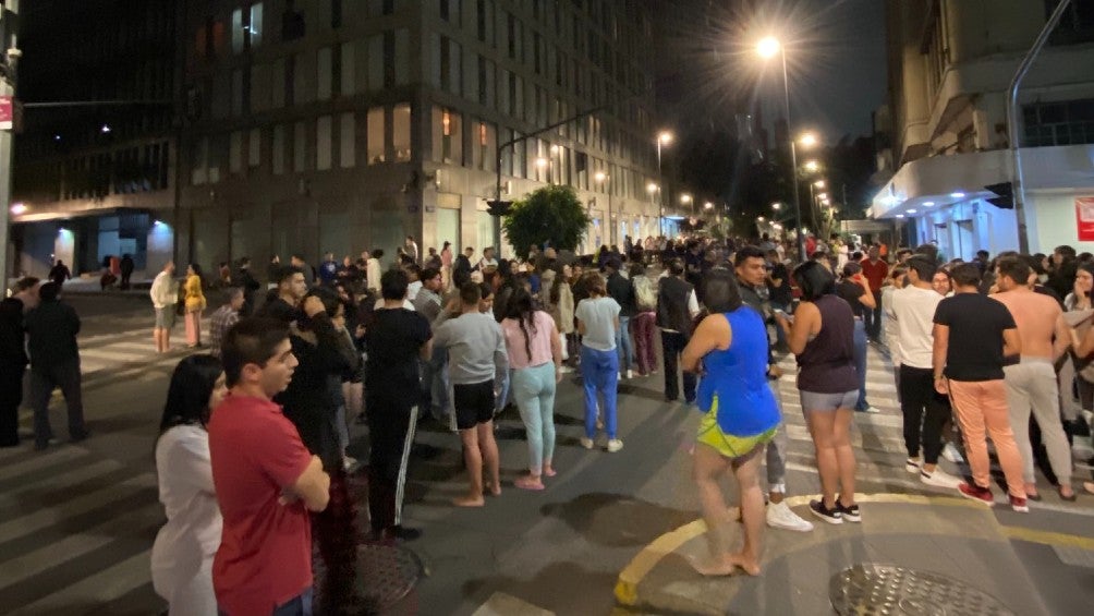 Personas en la CDMX tras el temblor de esta madrugada