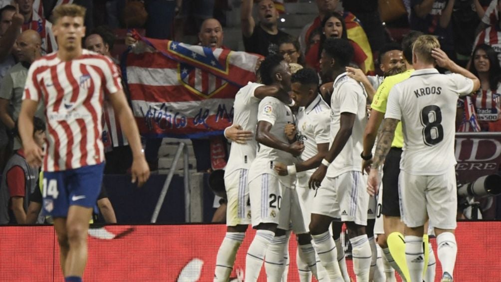 Jugadores merengues celebran gol 