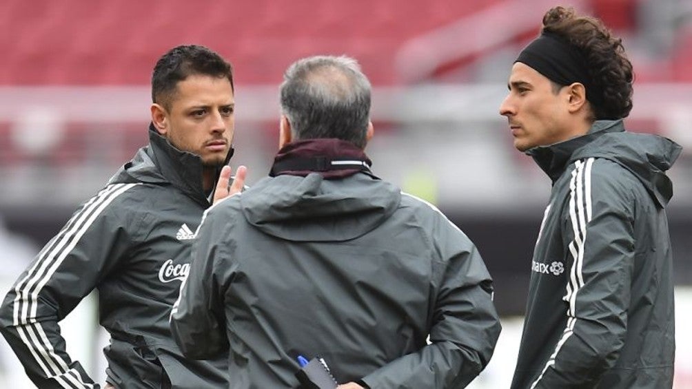 Chicharito, Ochoa y Martino en un entrenamiento del Tri