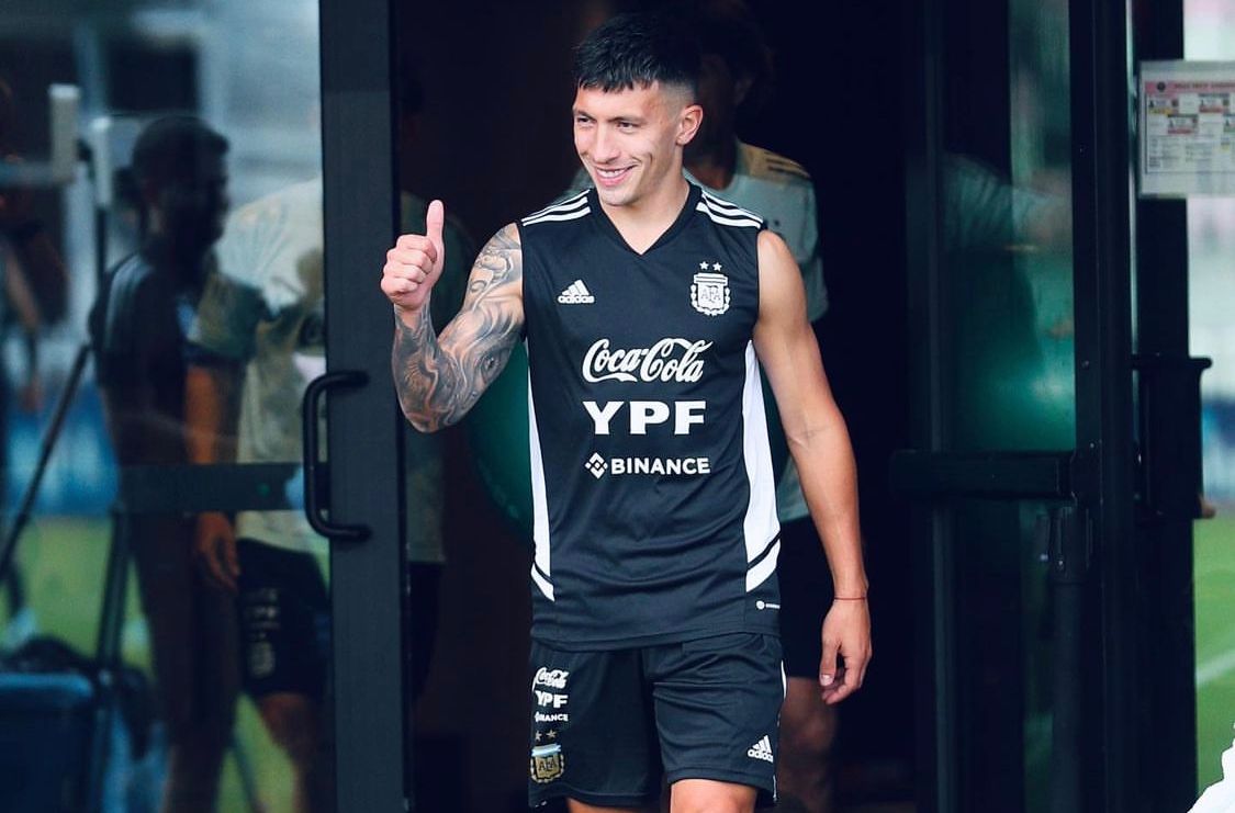 Lisandro llegando con la Selección 