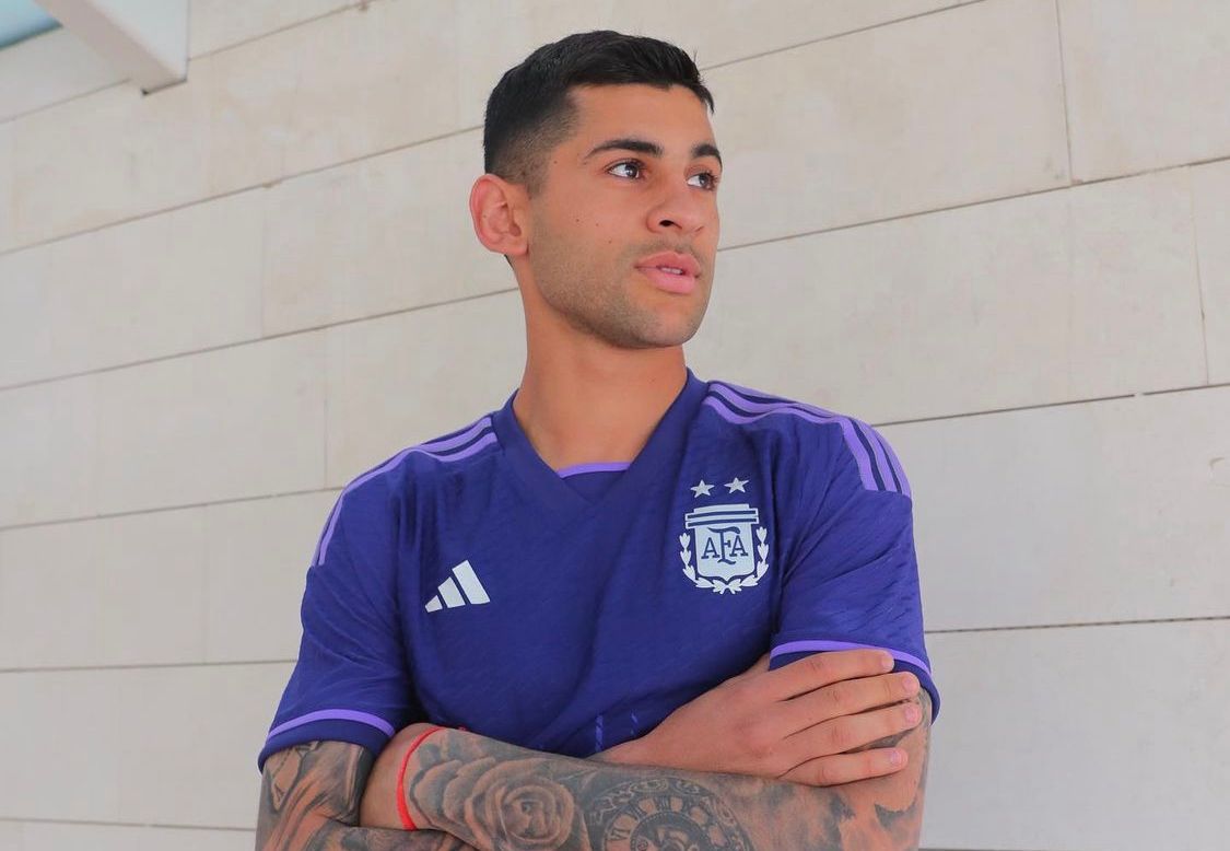 Cristian Romero con la nueva playera de Argentina 