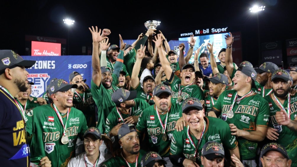 Leones levantando el título de la Serie del Rey