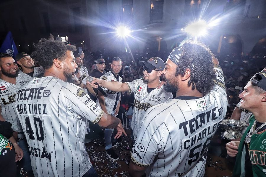 Leones de Yucatán en festejos tras ser campeones