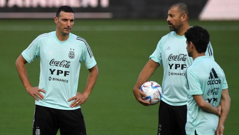 Scaloni dirige un entrenamiento 