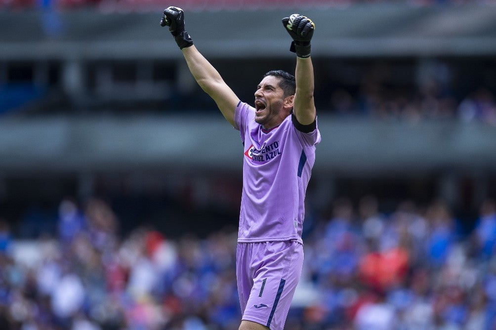 Jesús Corona festeja un gol en Cruz Azul