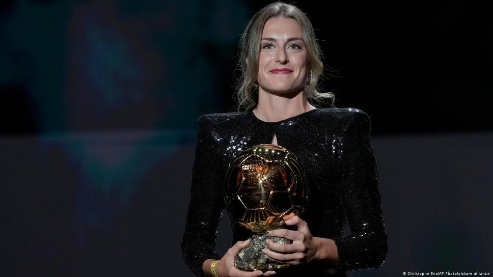 Alexia Putellas recibiendo el Balón de Oro