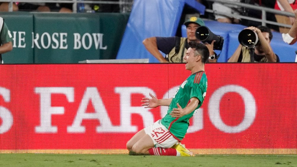 Chucky Lozano celebra con el Tri