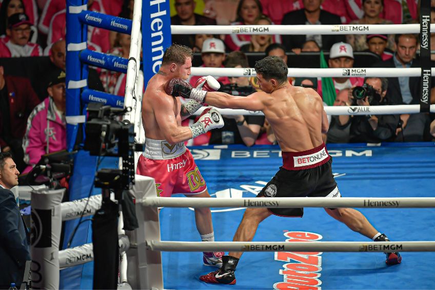 Canelo Álvarez enfrentando a Bivol