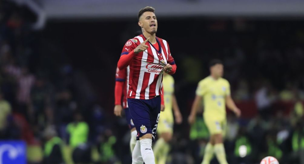 Chicote Calderón festejando un gol