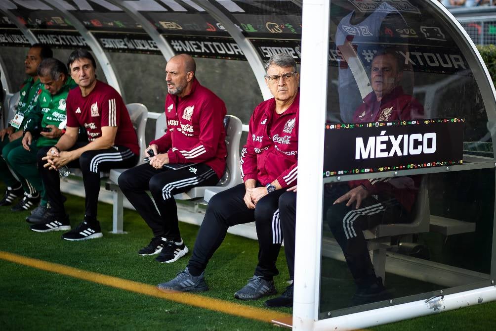 Tata Martino viendo la victoria de México ante Perú