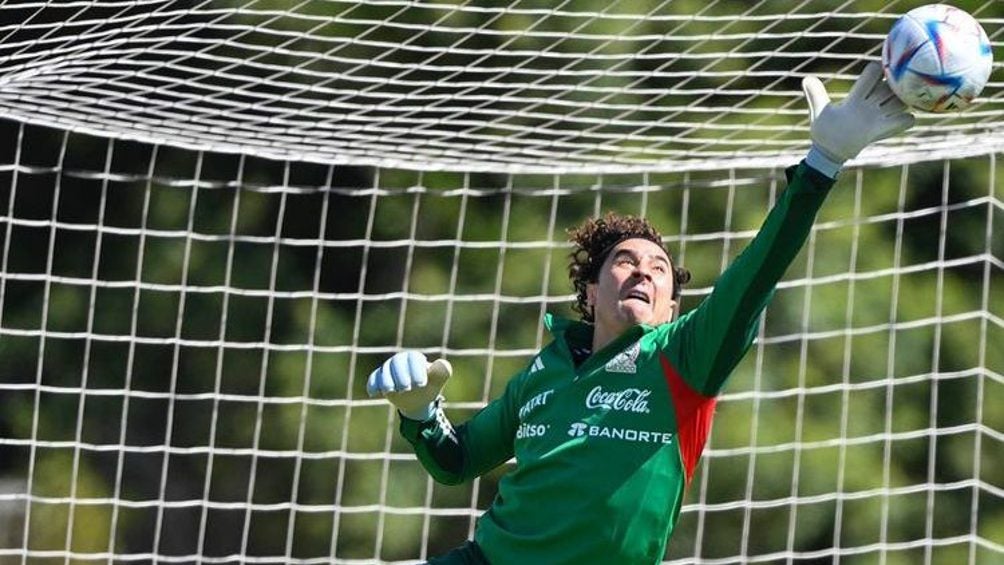 Memo Ochoa atajando 