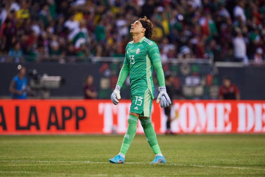 Guillermo Ochoa durante un partido de México