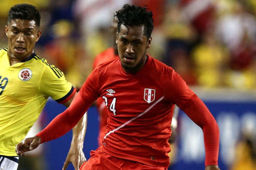 Renato Tapia durante un partido de Perú