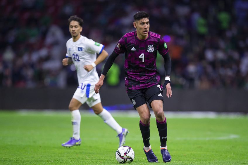 Edson Álvarez durante un partido de México