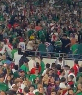 Aficionados en trifulca durante el México vs Perú