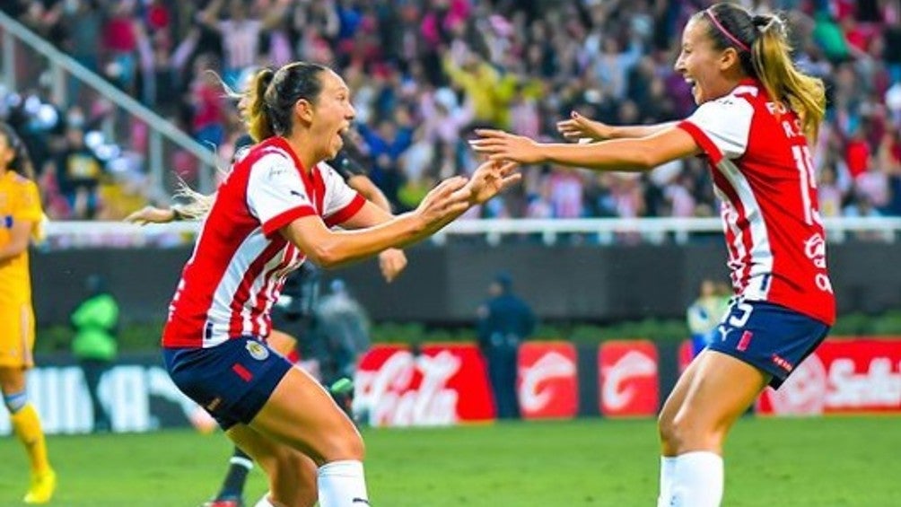 Jugadoras de Chivas celebran