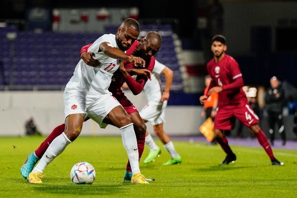 Cyle Larin en acción con Canadá vs Catar