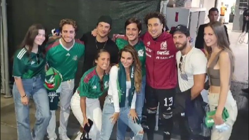 Guillermo Ochoa se fotografió con Martha Higareda, Sebastián Zurita, Diego Boneta y Vhadir Derbez