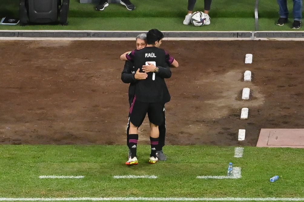 Tata Martino abrazando a Raúl Jiménez