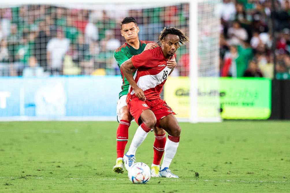 Héctor Moreno en el duelo México vs Perú