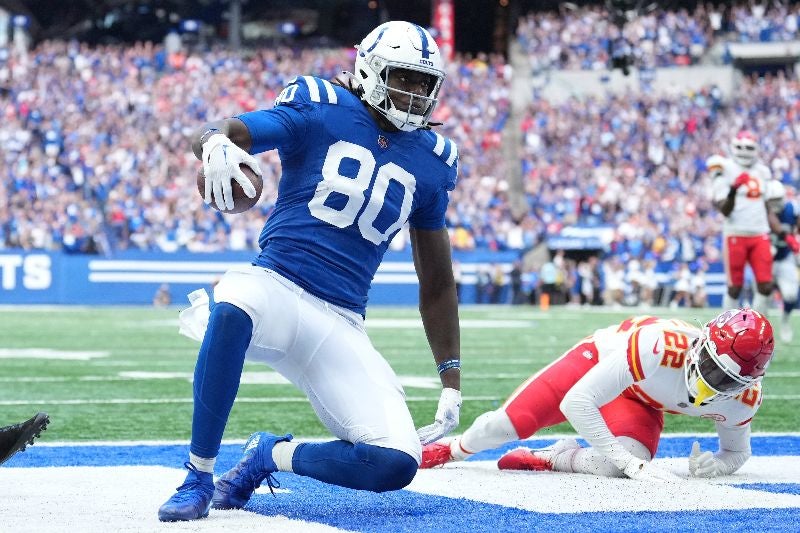 Jelani Woods realizando una recepción de touchdown contra Juan Thornhill